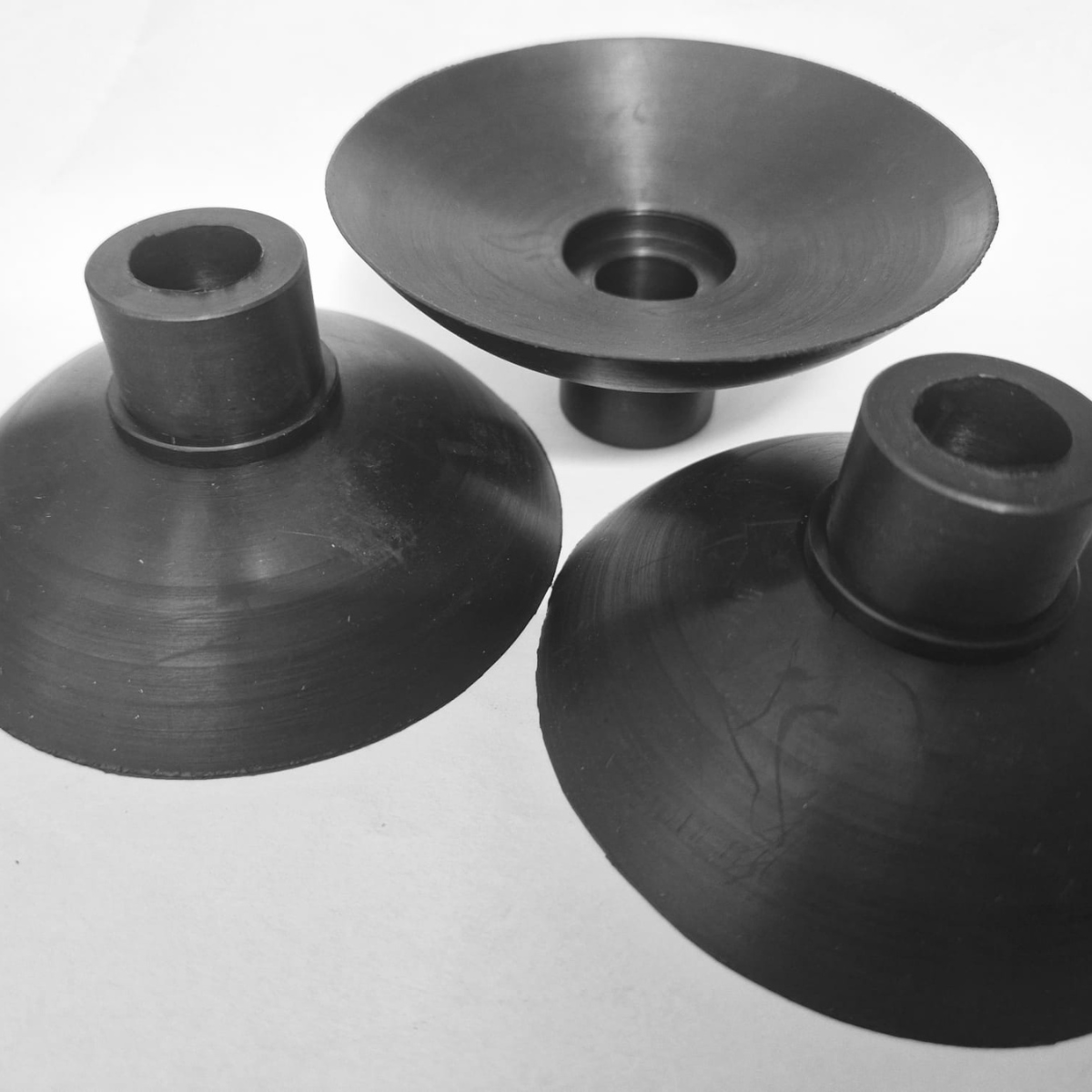 Ventosa Nera in Gomma o Silicone D90mm, H40mm e foro interno 13mm per movimentazione di merci, legno, prodotti artigianali, vetro, imballaggi ecc.